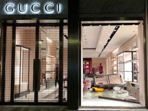 gucci barcelona ladrones|Espectacular alunizaje nocturno contra la tienda de Gucci de .